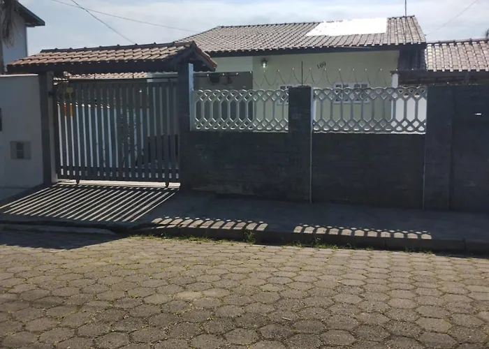 Casa Proximo A Praia Com Churrasqueira E Ar Condicionado!