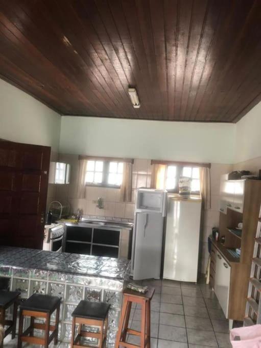 Casa Proximo A Com Churrasqueira E Ar Condicionado!